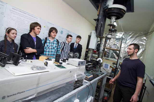 Фото к Радиофизические чудеса: школьники познакомились с I-роботом, голограммами и лазерами