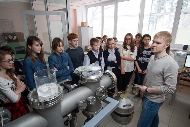 Фото к Радиофизические чудеса: школьники познакомились с I-роботом, голограммами и лазерами