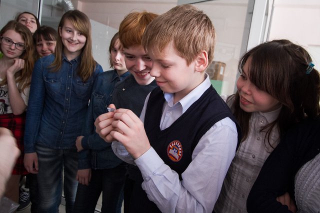 Фото к Радиофизические чудеса: школьники познакомились с I-роботом, голограммами и лазерами