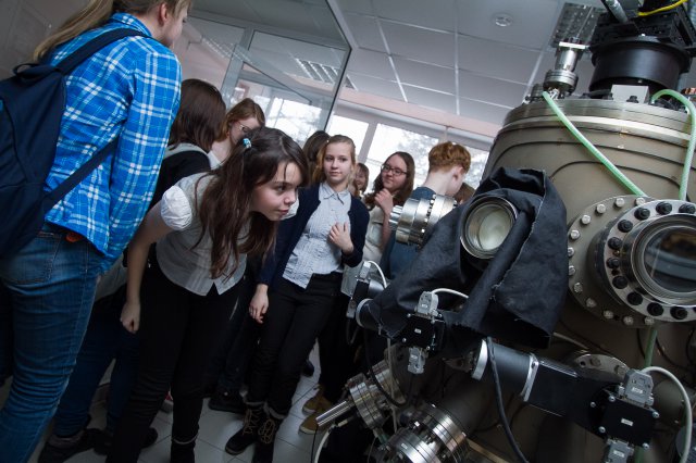 Фото к Радиофизические чудеса: школьники познакомились с I-роботом, голограммами и лазерами