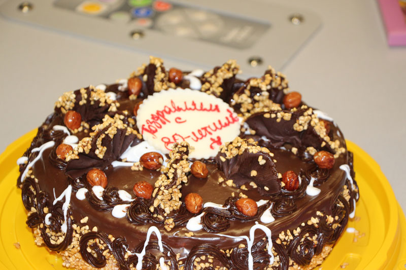 Фото к 80 лет: ИЦАЭ Томска поздравил с Юбилеем своего посетителя