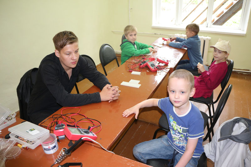 Фото к Юные «электроники»: ИЦАЭ Томска провел мастер-классы