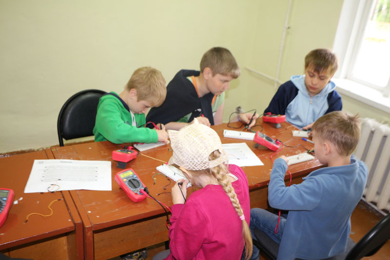 Фото к Юные «электроники»: ИЦАЭ Томска провел мастер-классы