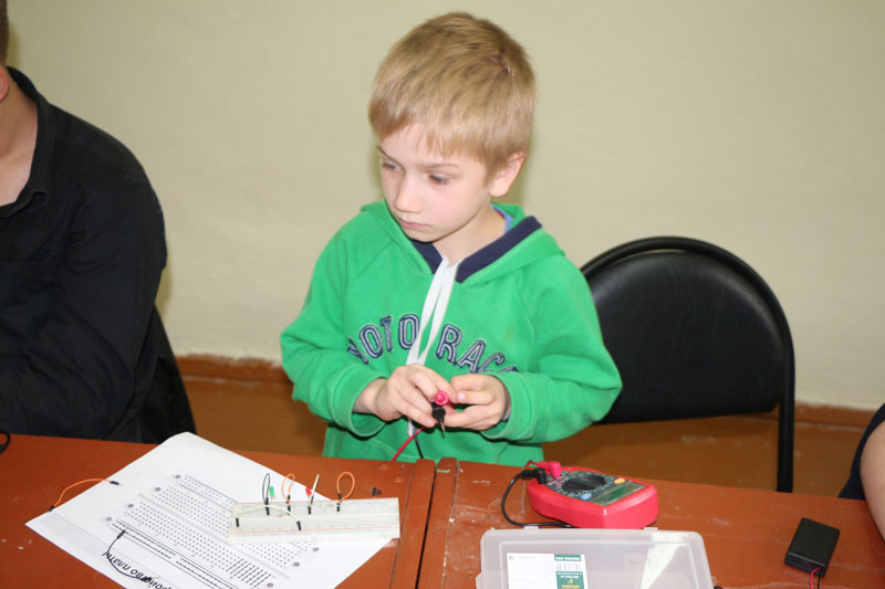 Фото к Юные «электроники»: ИЦАЭ Томска провел мастер-классы