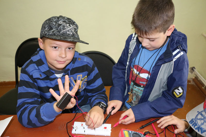 Фото к Юные «электроники»: ИЦАЭ Томска провел мастер-классы