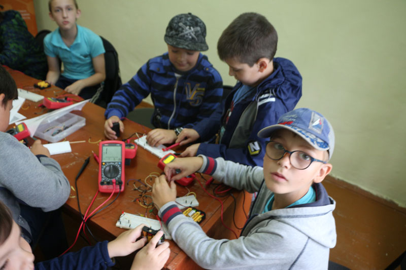 Фото к Юные «электроники»: ИЦАЭ Томска провел мастер-классы