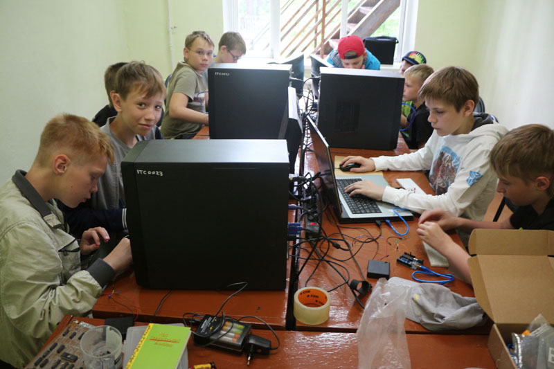 Фото к Юные «робототехники»: ИЦАЭ Томска провел смену в IT-лагере