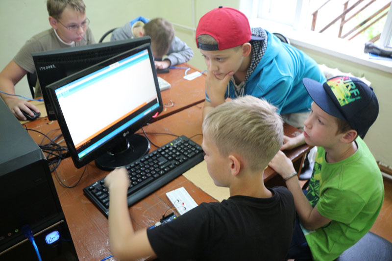 Фото к Юные «робототехники»: ИЦАЭ Томска провел смену в IT-лагере