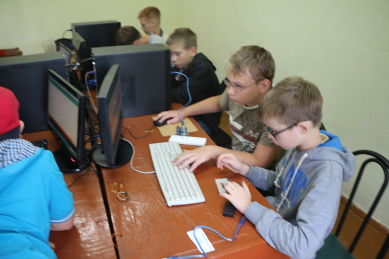 Фото к Юные «робототехники»: ИЦАЭ Томска провел смену в IT-лагере