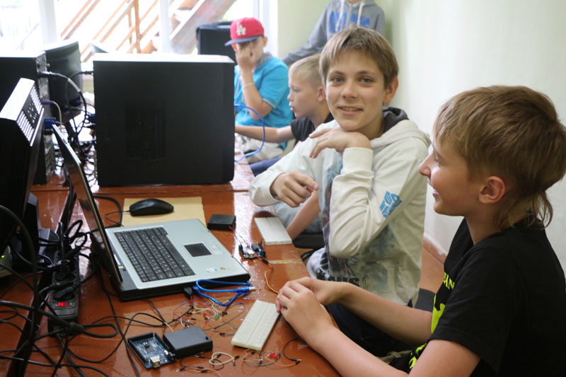 Фото к Юные «робототехники»: ИЦАЭ Томска провел смену в IT-лагере