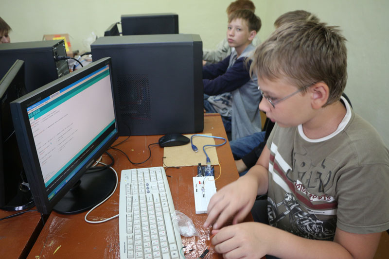 Фото к Юные «робототехники»: ИЦАЭ Томска провел смену в IT-лагере