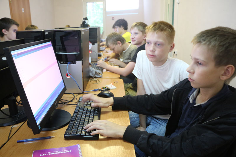 Фото к Юные «робототехники»: ИЦАЭ Томска провел смену в IT-лагере