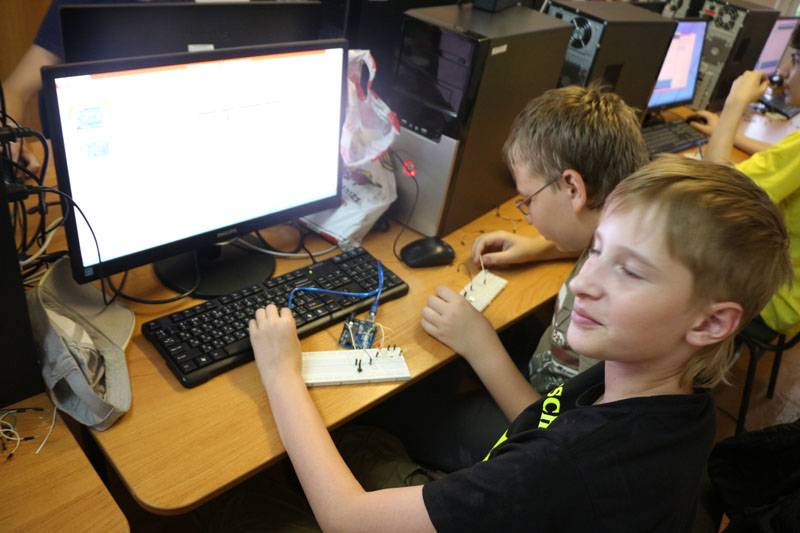 Фото к Юные «робототехники»: ИЦАЭ Томска провел смену в IT-лагере