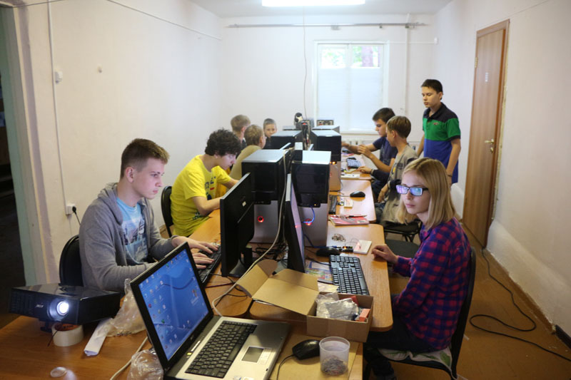 Фото к Юные «робототехники»: ИЦАЭ Томска провел смену в IT-лагере