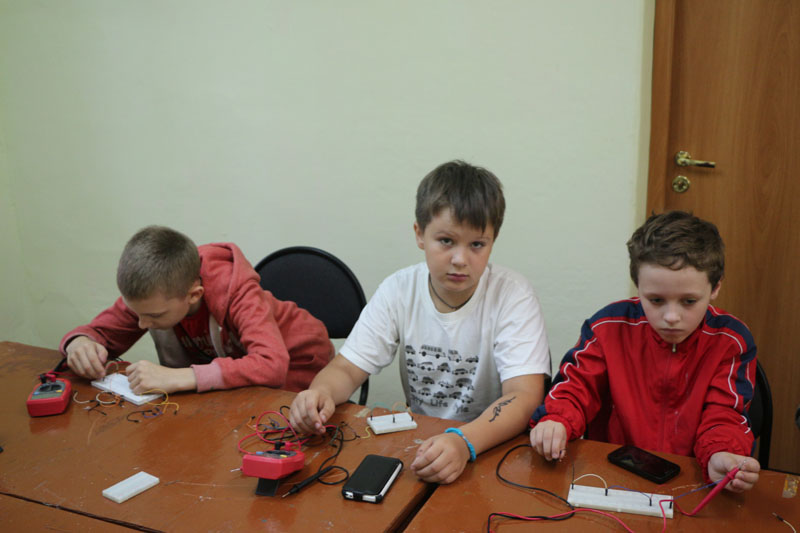 Фото к Юные «робототехники»: ИЦАЭ Томска провел смену в IT-лагере