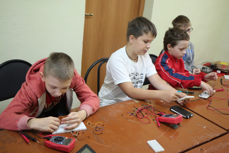 Фото к Юные «робототехники»: ИЦАЭ Томска провел смену в IT-лагере