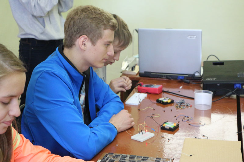 Фото к Юные «робототехники»: ИЦАЭ Томска провел смену в IT-лагере