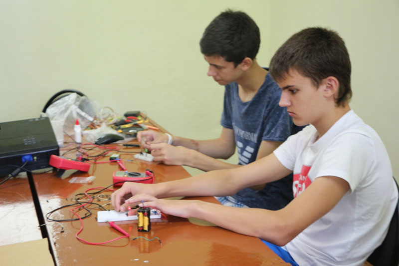 Фото к Юные «робототехники»: ИЦАЭ Томска провел смену в IT-лагере