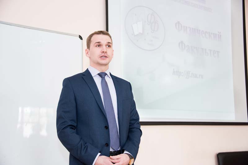 Фото к «Физика в современном мире»: на НВТ школьники знакомятся с нанотехнологиями