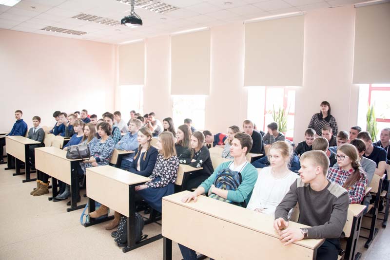 Фото к «Физика в современном мире»: на НВТ школьники знакомятся с нанотехнологиями