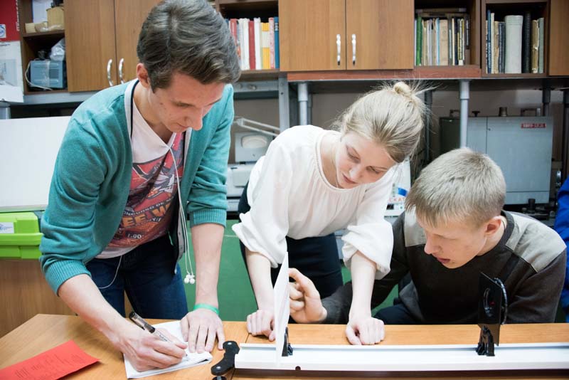Фото к «Физика в современном мире»: на НВТ школьники знакомятся с нанотехнологиями