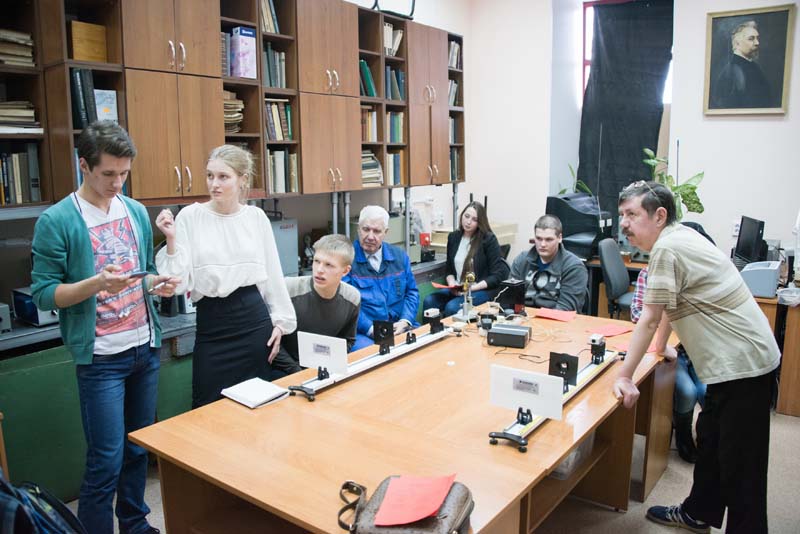 Фото к «Физика в современном мире»: на НВТ школьники знакомятся с нанотехнологиями