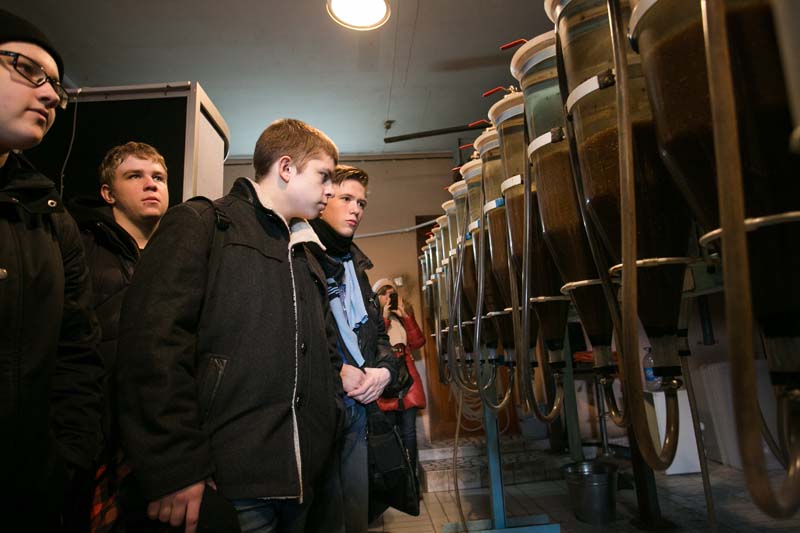 Фото к Школьники кормят форель: в рамках цикла мероприятий «Биотехнологии — шаг в будущее» состоялась очередная экскурсия