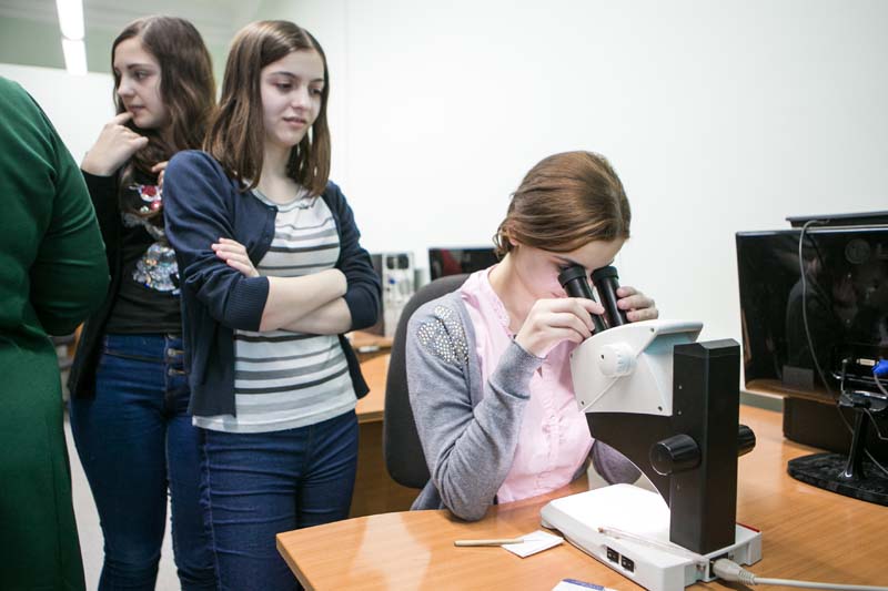 Фото к Как стать «искателем самоцветов»: в ТГУ рассказали школьникам о мире минералов