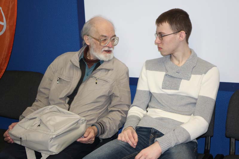 Фото к «Космологическая постоянная, темная материя и гравитационные волны»: Петр Казинский поделился опытом с юным поколением